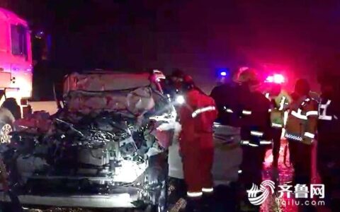 道路湿滑德商高速两车追尾两人被困 聊城消防紧急救援