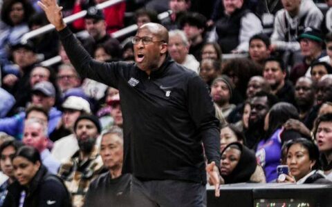 国王队的主帅，面包教练布朗大概率会成为今年的年度最佳教练-王国新大陆面包师在第几个岛