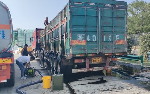 货车高速上“漏油” 管理人员紧急救援保障道路畅通