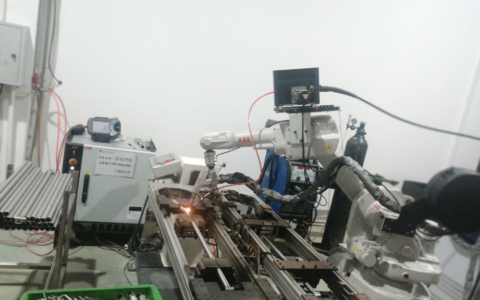 我国研制出异形激光焊接机器人