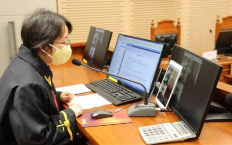 当事人登录微信小程序，龙华法院首次使用深圳移动微法院开庭