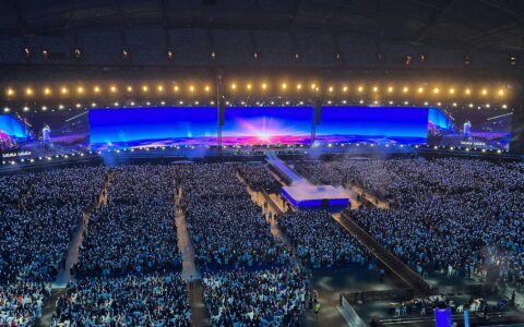 1400㎡，联诚发龙腾LED透明屏点燃五月天新加坡演唱会！