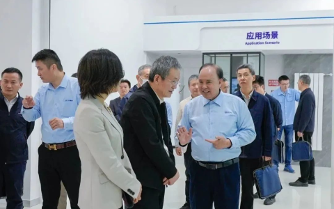 中国工程院院士专家团队一行莅临三环集团参观调研