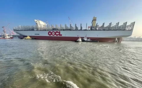 24188标箱，全球罕有！甲板=3.5个足球场，满载22层楼高——这座“海上城堡”今命名