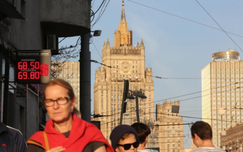 卢布成为 2022 年走势最强的货币，这主要是受到哪些因素的影响？-卢布会涨回去吗