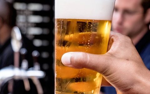 1杯白酒等于多少瓶啤酒？牢记科学换算公式，酒桌拼酒不吃亏