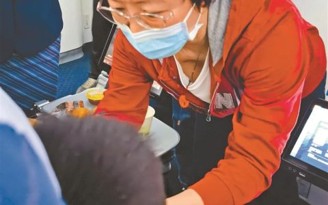 在前往喀什的飞机上一位小学生突发腹痛脸色苍白 中山大学援疆医生紧急救治转危为安-到喀什直飞飞机有哪些