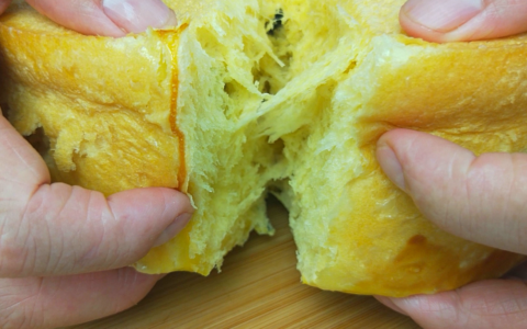 “红豆面包”的制作方法，告诉你秘制做法和配方，学会可以摆摊了(好吃的红豆面包)