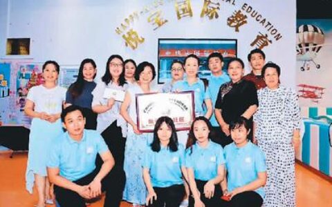 用爱浇灌家乡的“小苗苗”（侨胞说·祖国在我心中（89））(用爱浇灌每个孩子的心田说说句子)