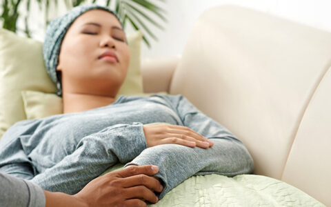 化疗病人与家属一定要知道的事！10种常见副作用的应对方式-化疗副作用中最常见、最严重的是