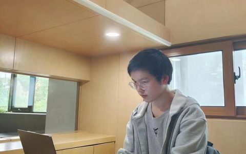 搬砖的清华学生谈“回乡做公务员”：爸爸病世了，母亲还在工作干活，我想去陪伴她(搬砖小伙考上清华)