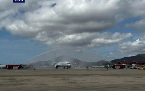 全球首架国产大飞机C919飞抵三亚