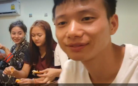 腐烂的老鼠你吃不吃！斗鱼户外一哥探访老挝经典美食(老挝人吃老鼠是家里的老鼠吗?)