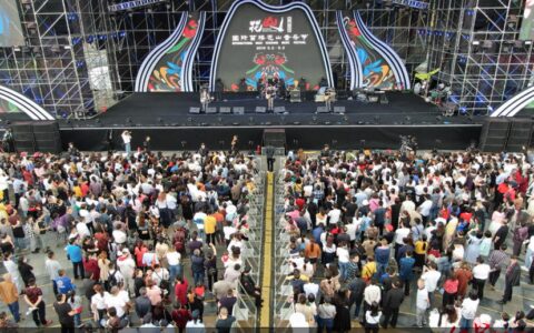 四川兴文苗族花山音乐节  黄家强动力火车实力开唱-兴文花山节有哪些明星