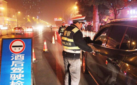 喝一瓶啤酒后多久能开车？老司机：别大意，最好超过这时间再上路-喝一瓶啤酒多长时间后可以开车