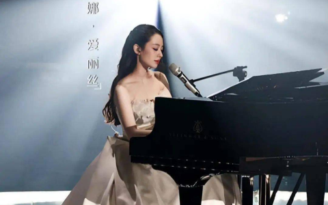 “浪姐”吉娜反差的双面个性：既要黑酷也要粉甜