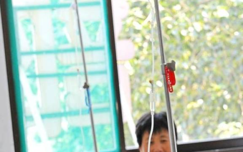 小儿发烧不要盲目使用退烧药，要正确护理并避开退热误区