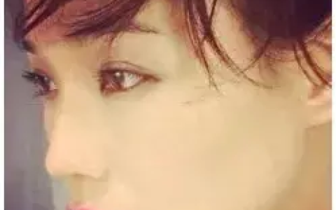 邱淑贞和张天爱这个部位同时凸出，只不过一个真凸一个假凸-邱淑贞和张卫健