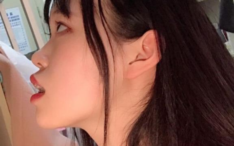 凸嘴女孩球球你们千万别学Jennie和泫雅的红唇妆，直接凸成原始人-凸嘴女孩怎么打扮好看