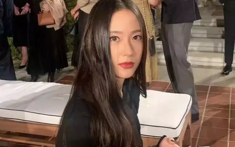 嘴唇变干瘪，凸嘴感增强，秀晶的嘴唇薄成一条线？刘亦菲遛狗都穿得这么美！全身都是LV太称职，品牌方要爱惨她了-嘴唇干到底怎么回事