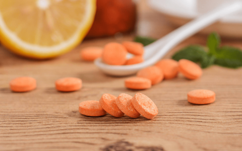 每天吃一片维生素C的人，最后会怎么样？提醒：安全服用，记住2点