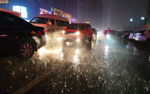 今夜起河南局部暴雨大暴雨，豫北、豫西地质灾害达到黄色预警等级（河南暴雨成灾新闻）