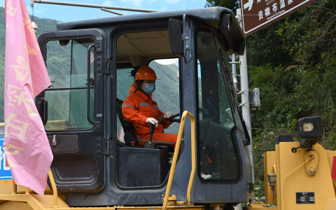 泸定震中疏通路面的女装载机驾驶员石：石头随时飞下砸车玻璃上，驾驶时感受不到余震，需要人放哨预警