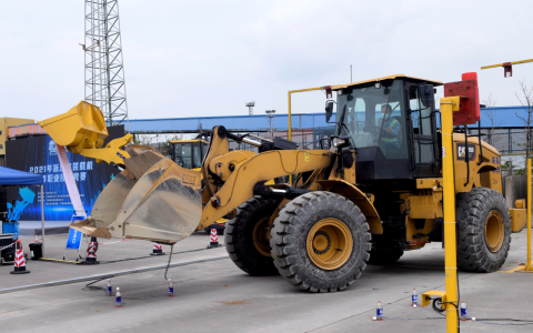 视频|打乒乓、掂重量  全省装载机“奥运会”上绝活多（打乒乓球时重心应该多低）