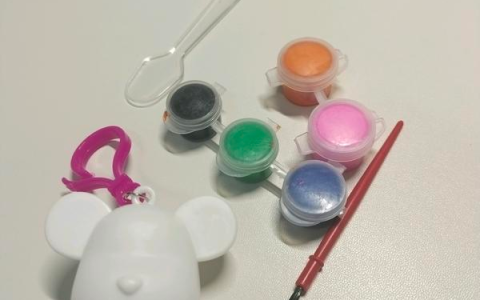 自己可以在家用颜料和刷子diy制作完成的吊坠暴力熊娃娃，开发创造力和锻炼我们的动手能力。（颜料刷子卡通图片）