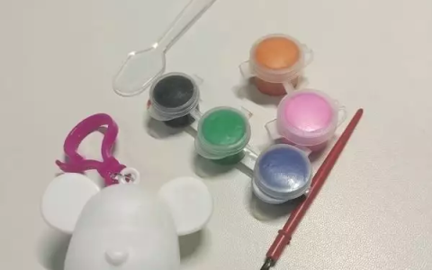 自己可以在家用颜料和刷子diy制作完成的吊坠暴力熊娃娃，开发创造力和锻炼我们的动手能力。（颜料刷子简笔画怎么画图片）