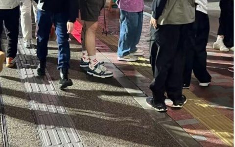 秦奋现身东京街头被偶遇，身材消瘦穿搭时尚，近照酷似郭敬明(秦奋有多大)