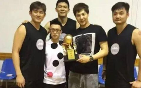 秦奋现身东京街头被偶遇，身高成谜穿搭时尚，近照酷似郭敬明？(秦奋165cm)