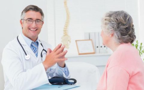 骨质增生到底是什么原因引起的-骨质增生是由什么引起的应该怎么治疗