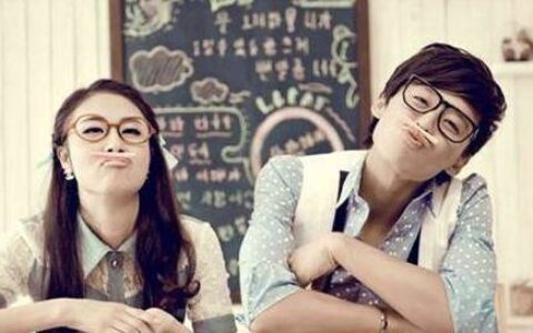 异性同桌间常见的5个暧昧小动作，你曾对TA做过几个？