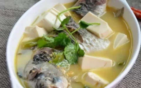 鲫鱼豆腐汤肉质细嫩，肉味甜美，营养价值很高，含脂肪少-怎么熬鲫鱼汤又白又浓而且不腥