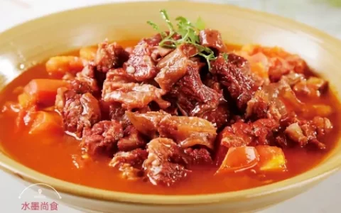 炖牛肉时，记住“2放3窍门”，牛肉软嫩鲜香不塞牙，熟烂又入味(炖牛肉怎样做不腥而且好吃)