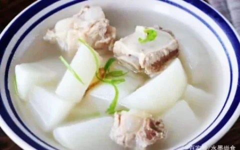 白萝卜炖汤好吃有诀窍，多加这1步1料，萝卜鲜甜透亮无异味，真香(白萝卜的炖汤的做法视频教程)