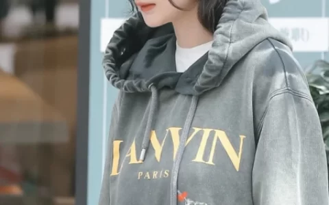 杨幂扮酷上瘾了？卫衣都要穿泼了油漆的，配骑行裤显得腿又细又直(杨幂卫衣牛仔裤)