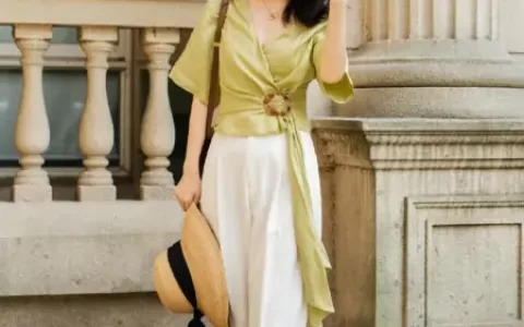 夏天裤子不用多买，有“烟管裤”就够了，显腿细又不挑人，很百搭(烟管裤穿上显腿粗吗)