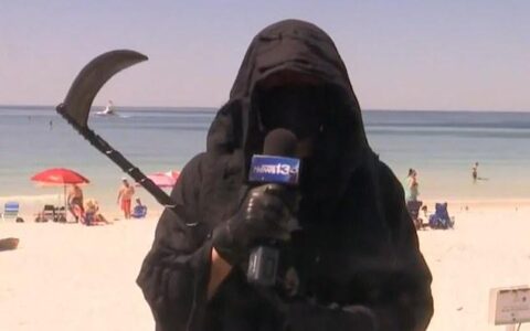 美国海滩惊现“死神”，男子全身黑色手持镰刀，背后原因令人动容(美国海滩死尸)