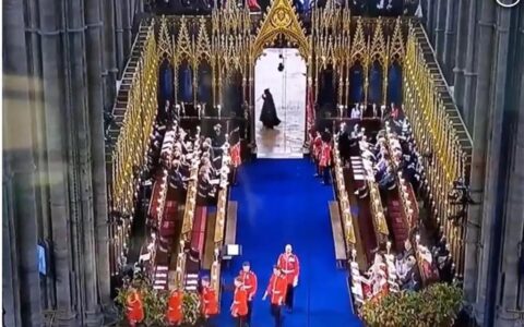 “死神”现身英国国王加冕仪式？(死神国王vs死神女王)