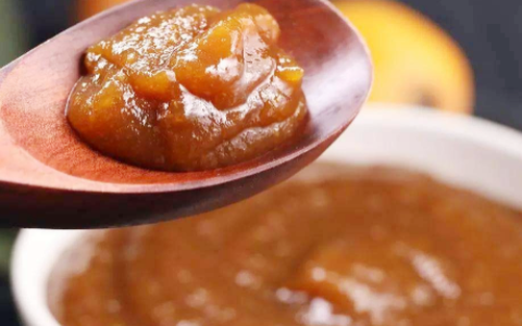 教你自制枇杷膏，不用去皮更方便，出锅的枇杷膏能吃到果肉更美味(自制枇杷膏怎么吃效果最好)