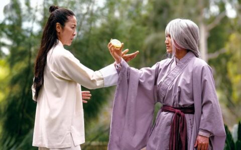 《瞬息全宇宙》:看遍一亿种活法后，你决定要怎么生活？(瞬息的瞬怎么写)