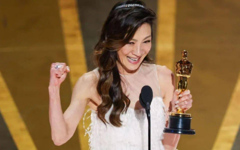 《瞬息全宇宙》获得奥斯卡奖，杨紫琼已经超过巩俐张曼玉？(瞬息和瞬间的区别)