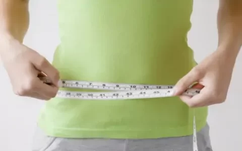 “你的脸要是再瘦点就更漂亮”，听了男友一句话，她差点没命(你的脸很贵请用最好的)