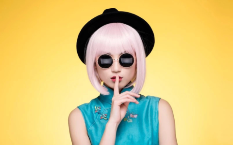 听到”Let’s make up“你可千万别理解成”化妆”！意思差太远了！(let’s make a home library)