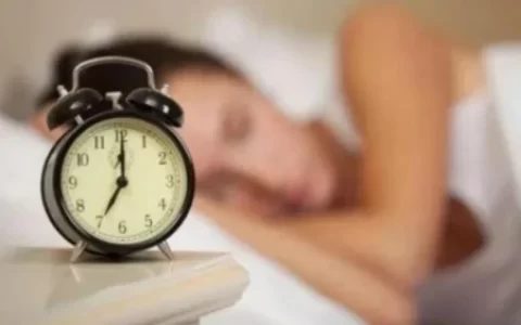 大家被“8小时睡眠论”骗了？60岁后，最佳的睡眠时间应是多久？（60岁一般睡眠几个小时就可以了）