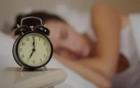 大家被“8小时睡眠论”欺骗了？60岁之后，最佳睡眠时间是多久？（60岁的人睡眠多长时间）