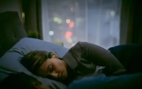 大家被“8小时睡眠论”欺骗了？60岁后，最佳睡眠时间是多久？（60到80岁的健康老人睡眠时间平均为）