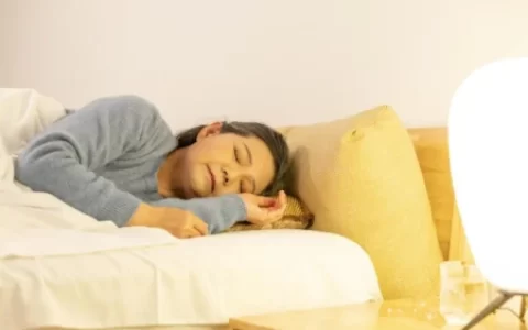 大家被“8小时睡眠论”欺骗了？60岁后，最佳的睡眠时间是多少？（60岁以上老人正常睡眠时间）